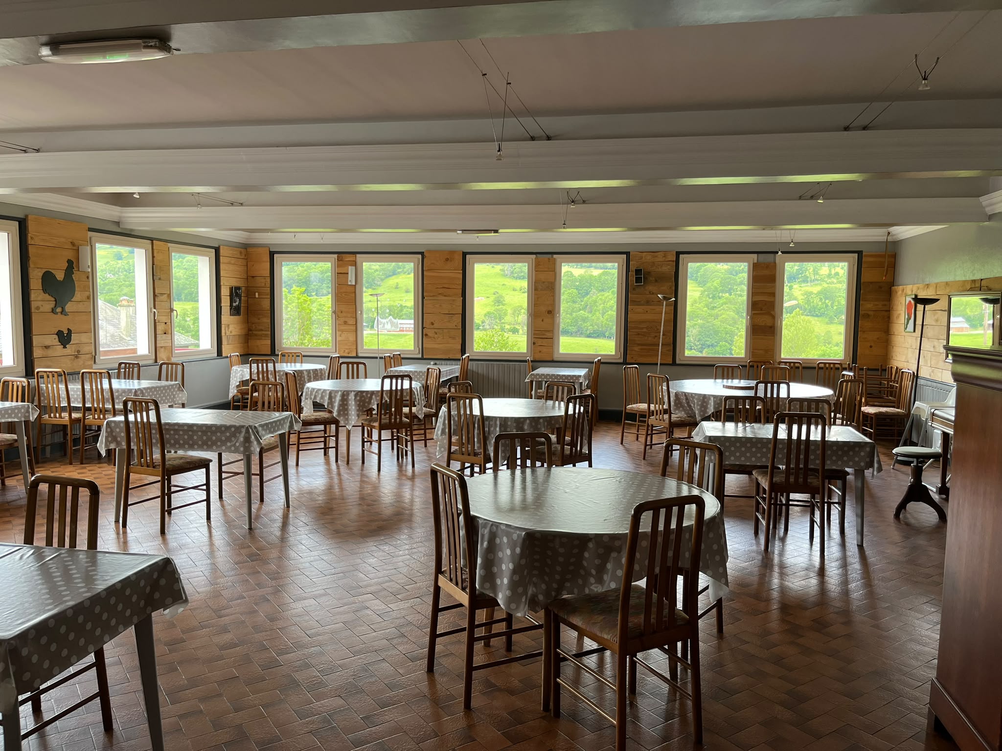 Immeuble commercial à vendre  - 700m2 - Cheylade (15400)