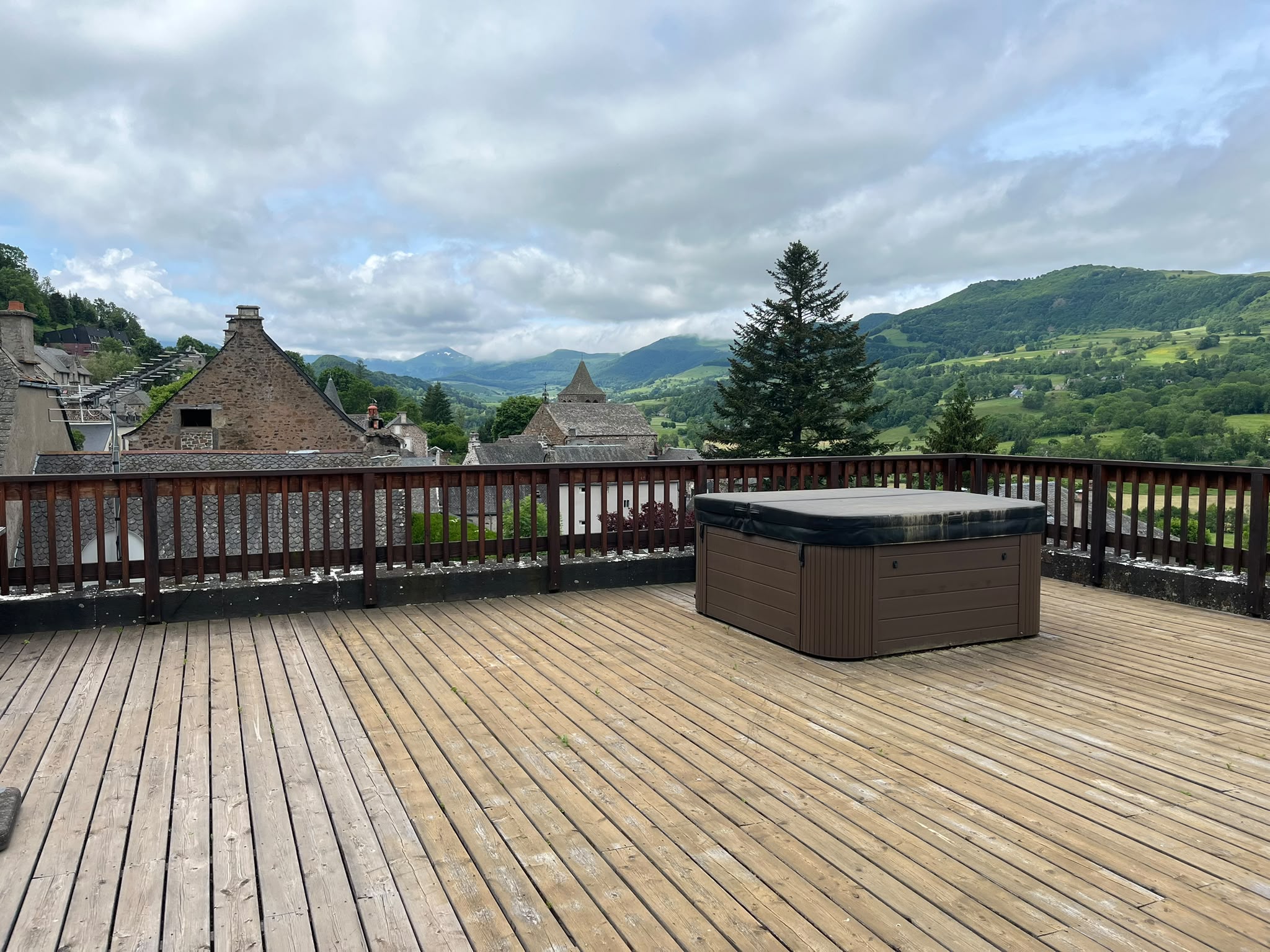 Immeuble commercial à vendre  - 700m2 - Cheylade (15400)