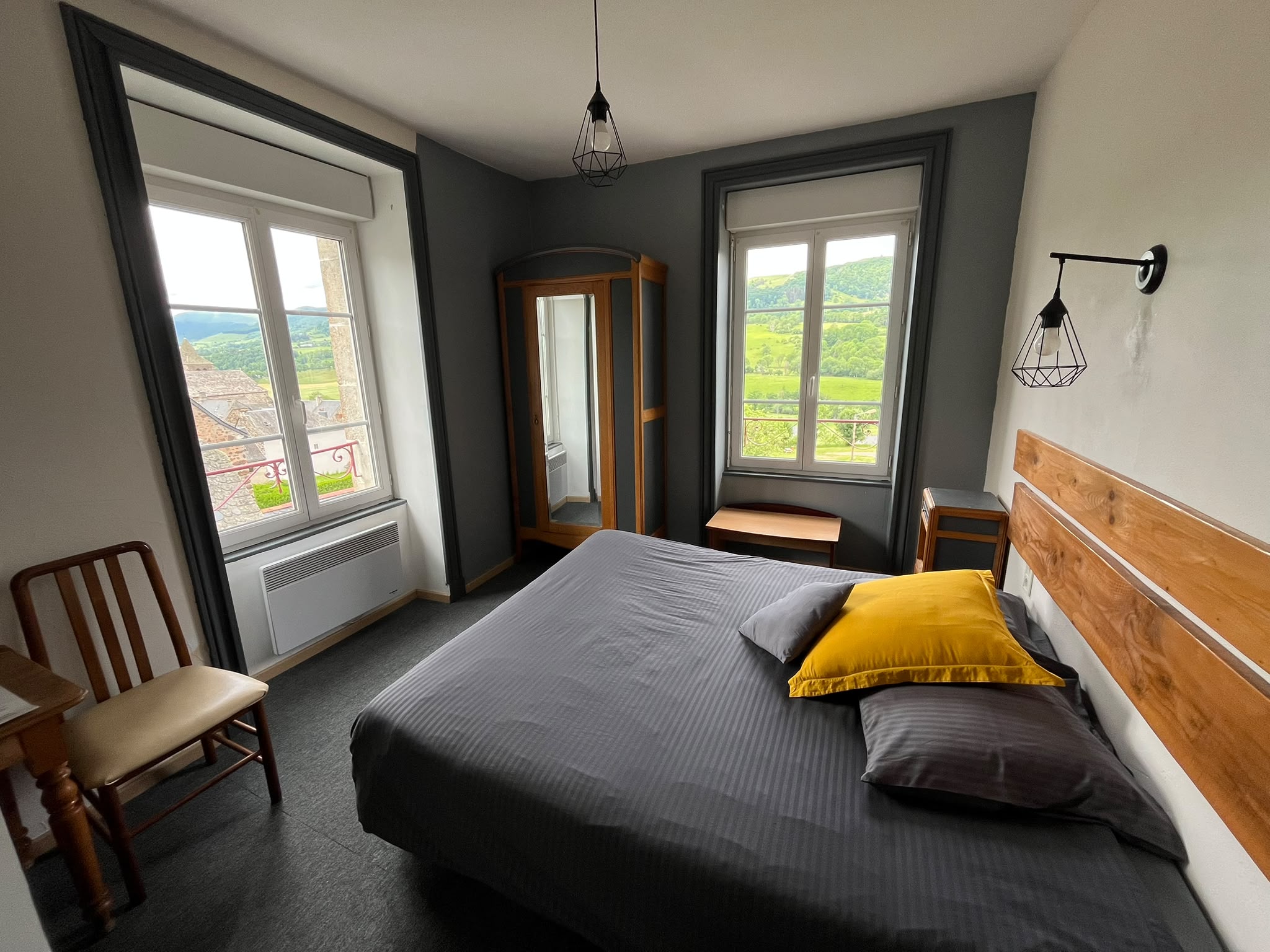 Immeuble commercial à vendre  - 700m2 - Cheylade (15400)