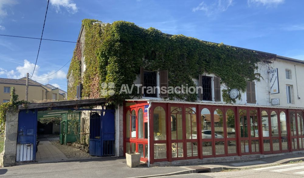 MAISON 270m² fort potentiel, BAR, VERANDA,COUR, GARAGE ET JARDIN