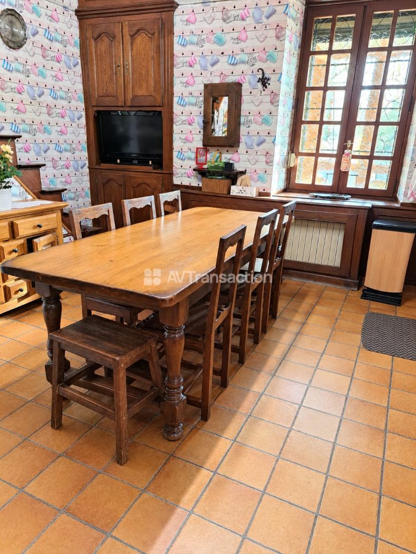 MAISON 270m² fort potentiel, BAR, VERANDA,COUR, GARAGE ET JARDIN