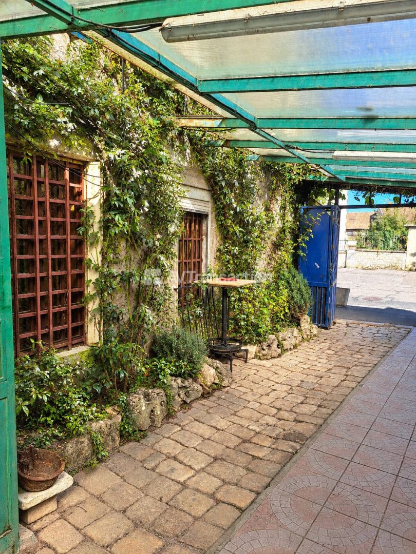 MAISON 270m² fort potentiel, BAR, VERANDA,COUR, GARAGE ET JARDIN