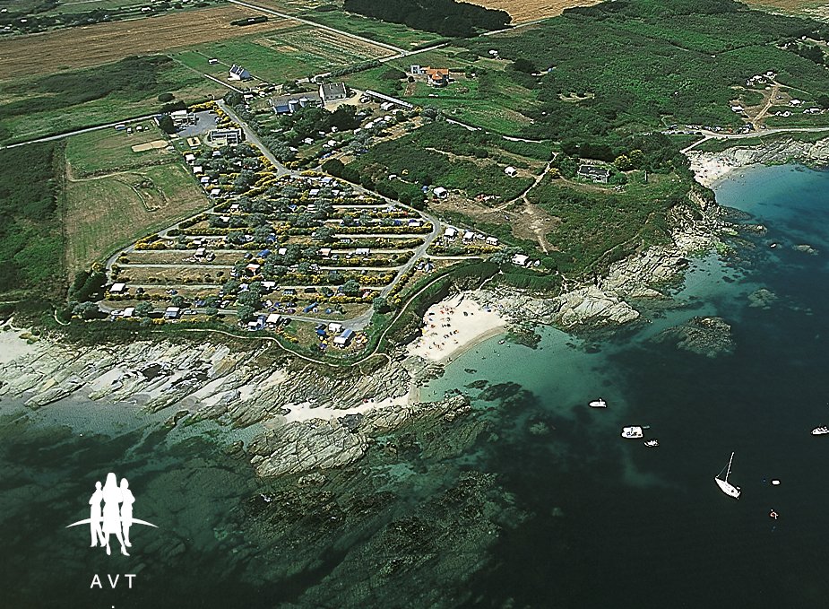 CAMPING SUR L'ILE DE GROIX  VUE ET ACCES PLAGE TERRAIN 22 000 M²