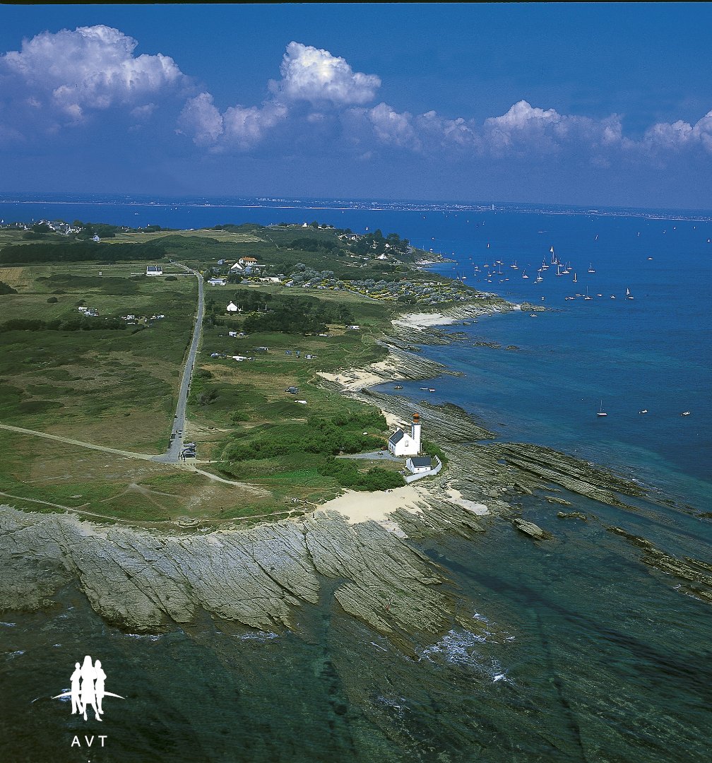 CAMPING SUR L'ILE DE GROIX  VUE ET ACCES PLAGE TERRAIN 22 000 M²