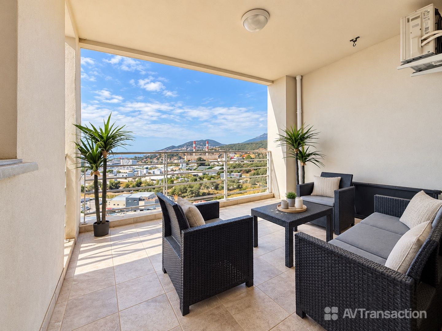 AJACCIO – T2 AVEC TERRASSE, VUE MER ET PARKING