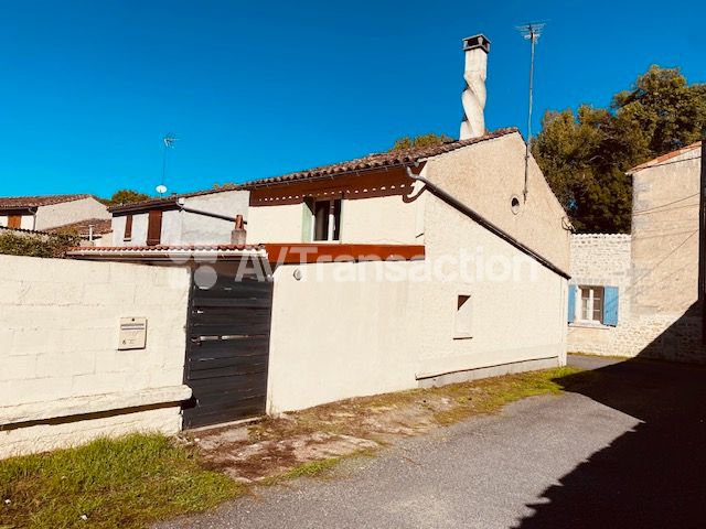 Maison de Hameau à finir de rénover à Bourg Charente
