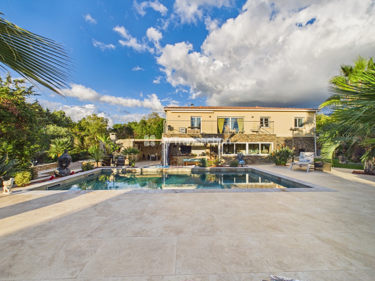 Villa avec piscine et jardin luxuriant à l’abri des regards