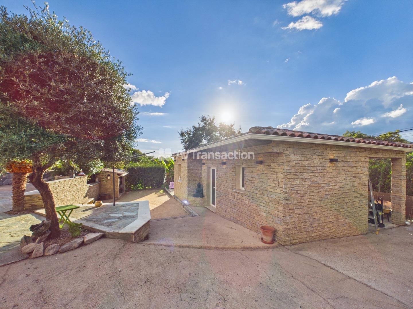 Villa avec piscine et jardin luxuriant à l’abri des regards