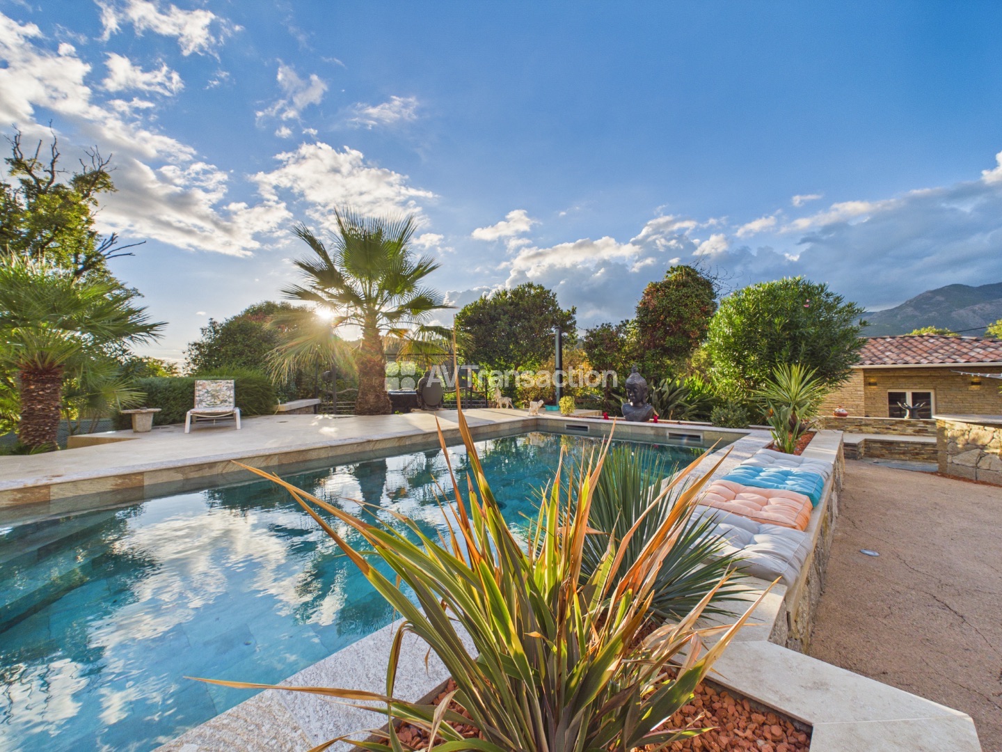Villa avec piscine et jardin luxuriant à l’abri des regards