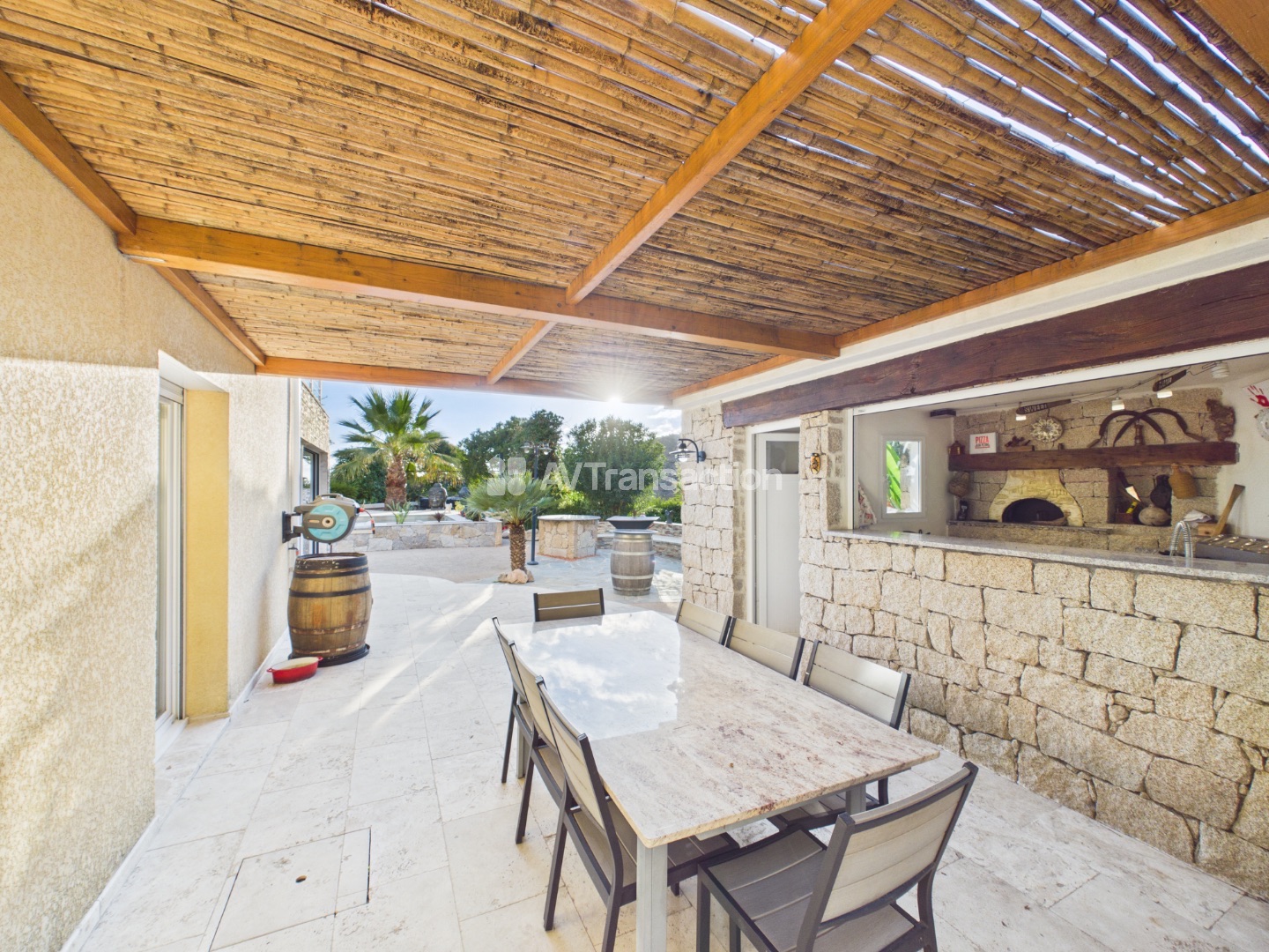 Villa avec piscine et jardin luxuriant à l’abri des regards