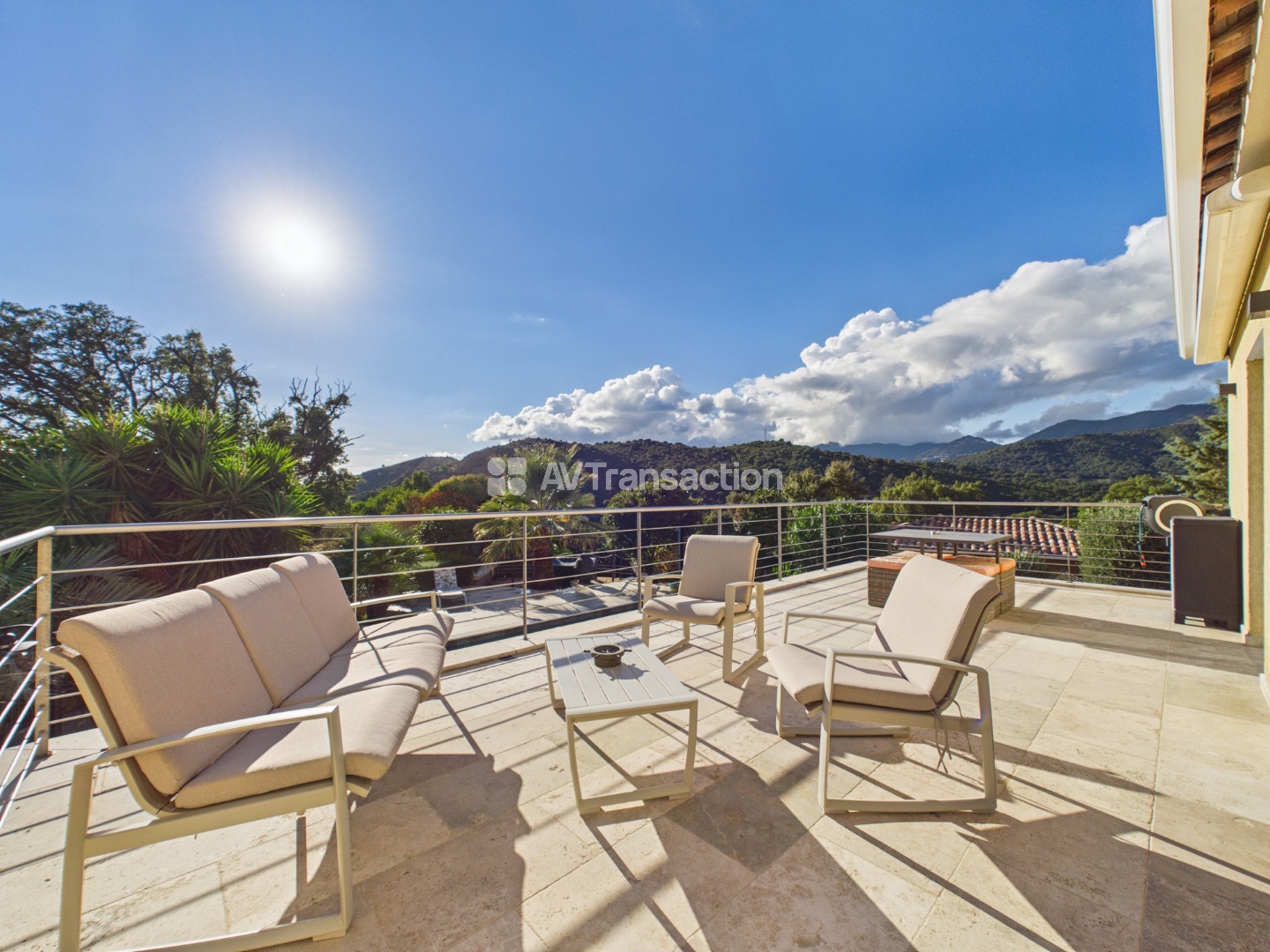 Villa avec piscine et jardin luxuriant à l’abri des regards