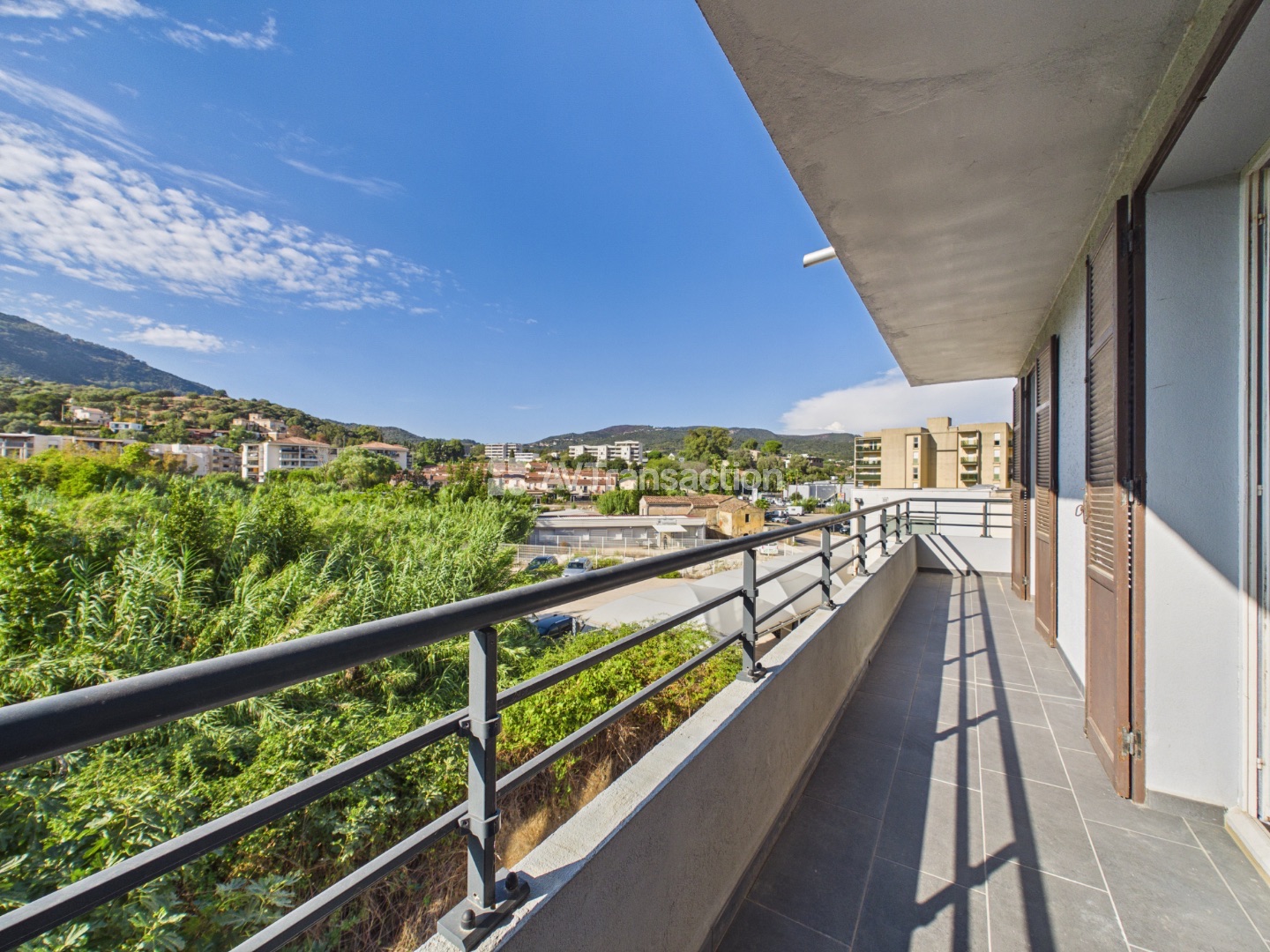 Ajaccio – T3 traversant avec deux terrasses – vue montagne 