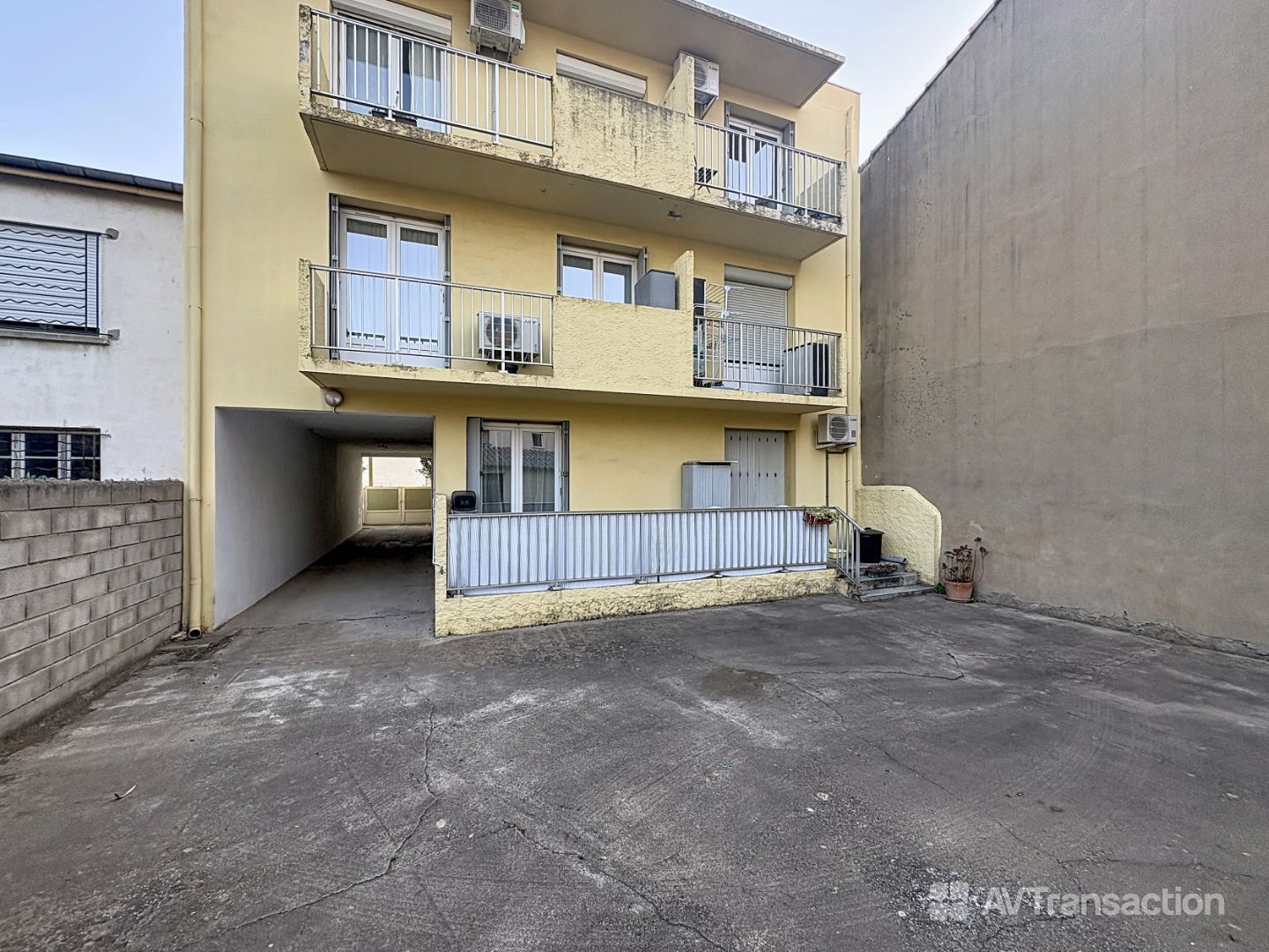 T3 TRAVERSANT CENTRE VILLE – Dernier Étage, 2 Balcons & Clim