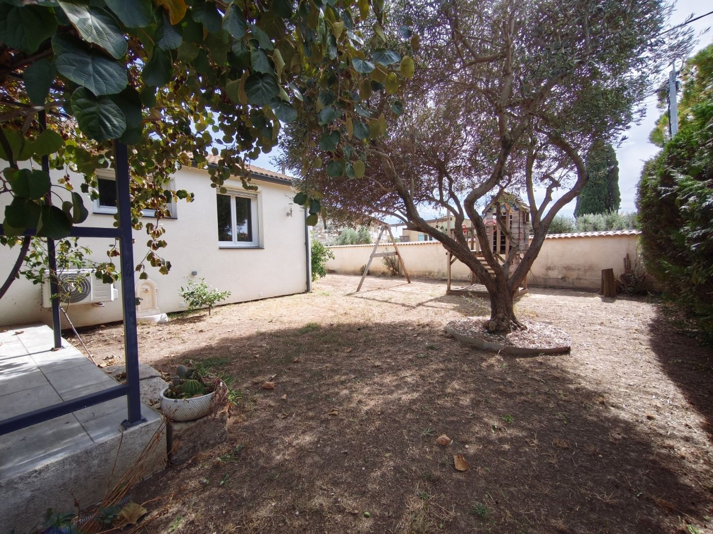 Maison plain pied , cœur de village avec jardin