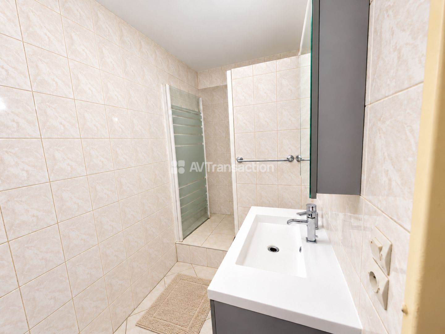 BEAU T4 72 m² - 2 BALCONS -CAVE + GARAGE / PROCHE TRAM T9 -DPE C