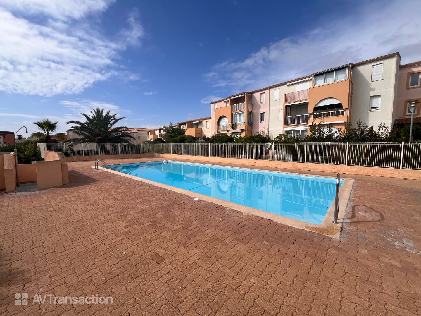 À VENDRE – T2 AVEC LOGGIA, PARKING PRIVÉ ET PISCINE – SECTEUR SA