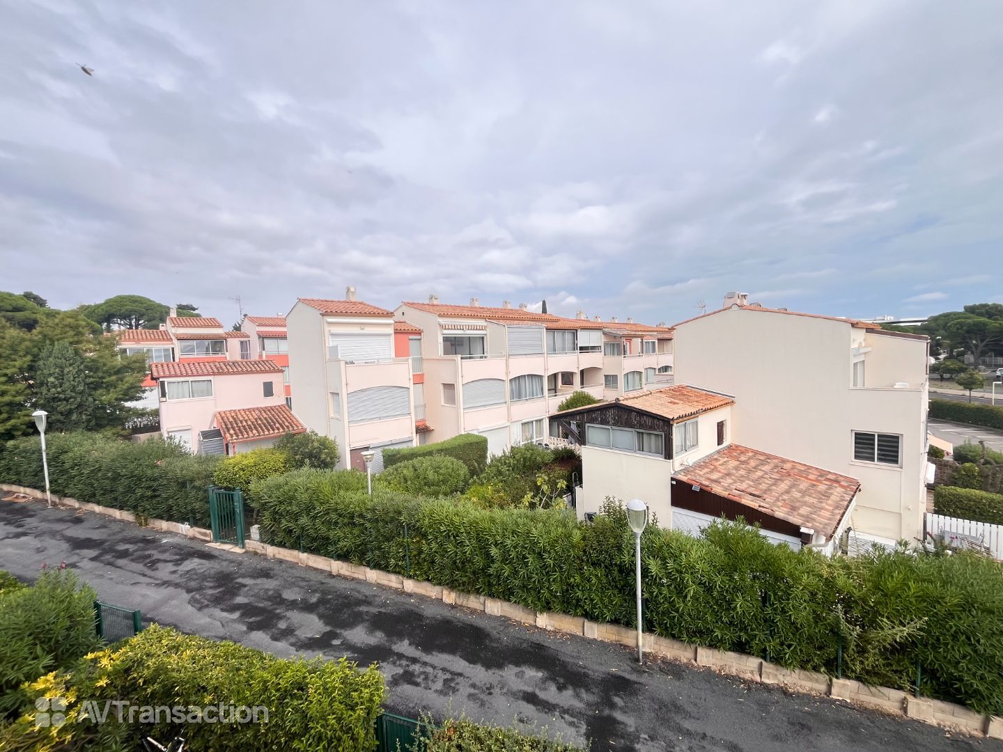 À VENDRE – T2 AVEC LOGGIA, PARKING PRIVÉ ET PISCINE – SECTEUR SA